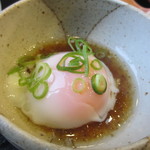 山花 - もう一品の小鉢は温泉卵、トロトロの独特の食感の卵ですね。
