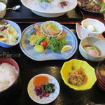 山花 - 私は湯の花膳１０６０円。この店の人気のボリュームたっぷりの湯の湖膳をやや小ぶりにした御膳です。
