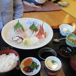 山花 - 妻の注文した刺身定食１６４０円。
