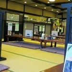 山花 - お店は温泉施設の中にある食事処とあって広いお座敷中心ですが座るのが苦手な方の為にもちゃんとテーブルと椅子のコーナーも用意してあります。
