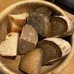 三輪亭 - 自家製パンの盛り合わせ