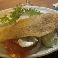 スンガリー 新宿東口本店 - スモークサーモン、玉ねぎ、トマト、きゅうりのクレープ包み