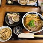 饂飩店よこやま - 隠れてますが、かやくご飯はお漬物付き。