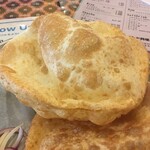 インド料理 パリワル - 揚げたてはまんまるに膨らんでいます