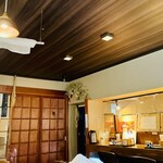 饂飩店よこやま - 柔らかい光の店内が落ち着く　奥は作業場かな？