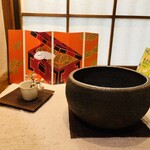 饂飩店よこやま - 巳年の飾り。石田ゆり子さんの写真日記の本も。