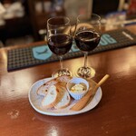 ワイン酒場 GabuLicious - ■お通し 2種のパンとレーズンバター ¥440