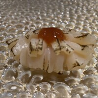 北新地 すし通 - 炙りホタテ 梅肉ソース