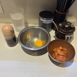 陸 - 生卵を頼むとニンニク醤油が出てくる