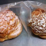 左:いちごシュークリーム、右:山ぶどうシュークリーム