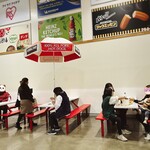 コストコ - 店舗内観（イートインスペース）