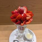 果実園リーベル - あまおうパフェ