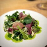 マンサルヴァ - 意外と、野菜中心のお皿は珍しい。
      アブラ菜やケールなどが浅利のお出汁で美味しいものの、それだけでは物足りなくなりそうなところを寒鰤ちゃんがしっかりアクセント。