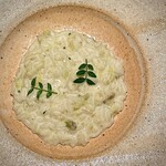 マンサルヴァ - 以前も、ベストリゾット！と大騒ぎした、あの蕗の薹リゾットが早くもお目見え(^^)
      以前は使用していたブロードは使わず、ミルクだけで炊いています。
      お米は、カルナローリ米がやっぱり合いますね。