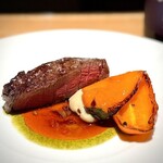 マンサルヴァ - 赤牛ヒレ肉。
      瑞々しさは少し欠けますが、柔らかくて美味。
      そして、パプリカが甘い〜。