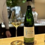 マンサルヴァ - ピクプールなんて品種、全然知りません（笑）
      梨や青リンゴのような甘酸っぱいアロマ。
      青っぽさもあって野菜に合う一方で、鰤の邪魔にもならない、万能な一本。美味しい。