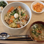 トーコーキッチン - 中華丼 副菜二品、豚汁