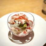 マンサルヴァ - ふるさと納税か何かでいただいたことがあるかな。
      桃薫という、明るい色の苺。あまおうとダブルで幸せ♪
      ピスタチオアイスとの相性の良さは、言うに及ばずです。