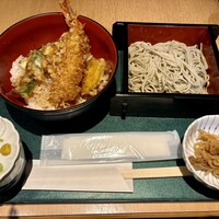 新潟名物 布のり蕎麦とおいしい酒菜 きなせや. 赤坂割烹店 - 海老野菜天丼セット