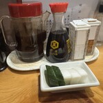 とんかつ かつ壱 - 漬物と卓上調味料
