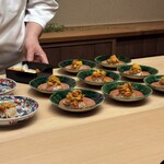 徳ㇵ本也 - 根室の雲丹を一箱使い切る勢いの松本さん。