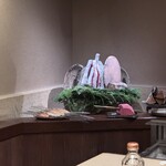 徳ㇵ本也 - お肉の火入れはすでに始まっているのかも知れません。本日も大活躍の囲炉裏を眺めながらいただくことも楽しみの一つ、美しい。