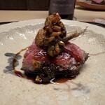 徳ㇵ本也 - 赤酢はバルサミコと違い甘さが少なくスッキリしています。他ジャンルのエッセンスを感じる一皿ですが上品な日本料理から外れることなく、この境界線は流石、松本さんのお料理です。