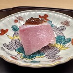 徳ㇵ本也 - 【お造り】氷見の寒鰤　辛味大根　お醤油のゼリー　　　　　　あまりにも、あまりにも美味しい寒鰤。氷見の寒鰤の中でもブラックラベルがつく特別な品とのことでした。
