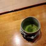 にかわ - ウエルカムドリンクは、日本茶