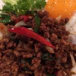 タイ・アヨタヤ・レストラン - ガッパオガイカイダオ(挽肉とタイバジルの辛味炒めのせご飯) 880円。