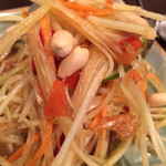 タイ・アヨタヤ・レストラン - ソムタムターイ(青パパイヤのサラダ) 850円。