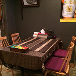 タイ・アヨタヤ・レストラン - 広い間取りで寛げる店内。