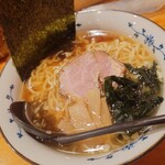 麺と酒 一 - 昔ながらの醤油ラーメン(770円) 生姜のきいた醤油スープがかなり美味い！麺も太ちぢれ麺が食べ応えもあり美味い！が、油の多さのせいなのか、スープの旨みが全く麺に乗ってこない。。。