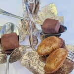 ラ・トゥーエル - お茶菓子：マドレーヌアニスとトリュフチョコ