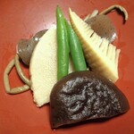 川の家 - 夕食（シイタケ・タケノコ・ゼンマイ等の煮物）