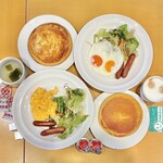 ガスト - 料理写真:目玉焼き&ベーコンソーセージセット¥550内、スクランブルエッグ&ベーコンソーセージセット¥550内、どちらもトーストをパンケーキに変更¥100内×2　ドリンク&スープバー付