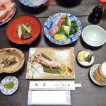川の家 - 夕食（はじめに並んだ料理）