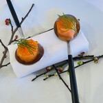 ラ・トゥーエル - 食前の楽しみ2：スモークサーモンといくら