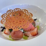 ラ・トゥーエル - デザート：いちごソルベとトマトのニョッキのココナッツバジルソース