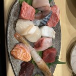 海鮮炭焼厨房 笑○ - 刺身の盛り合わせ　ここの刺身食べると他所では満足できなくなる。