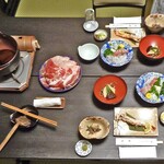 川の家 - 夕食（はじめに並んだ料理）