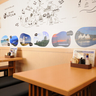 駅近で便利。名所の写真や地図が見どころのカジュアルな空間