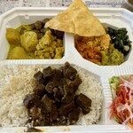 シーギリカフェレストラン & バー - 料理写真:ライスセット（マトン）@1,300円　弁当用の容器に収まるとボリュームが少なく見えてしまうなぁ。オカズとライスを混ぜながら食べるのもやりにくい。それぞれの味は良いのに、ちょっとしたことで全体の印象は大きく変わるもんだな。