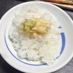 川の家 - 朝食（ご飯にヤマイモ千切りをのせて）