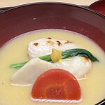 徳ㇵ本也 - 京都のお雑煮ゴージャスバージョンです⭐︎フグの白子もたっぷり、伊勢海老の身もゴロンと入ってました。こんなに贅沢なお雑煮をいただけて2025年はなんだか良い年になりそうです♪