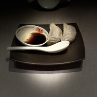 中国飯店 富麗華 - 肉汁たっぷり焼き餃子、皿が小さくてタレ皿傾いてるんですが､､､