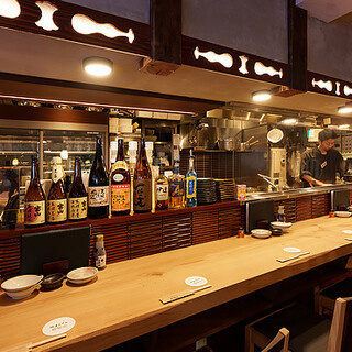 オープンキッチンで温かみのある店内で美味しい料理をゆったりと