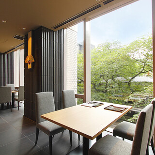 格調高い雰囲気漂う和モダンな店内◎日本庭園を眺めながら寛ぐ