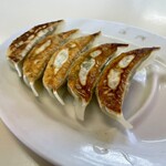 千成らーめん - 小ぶりながらニンニクとニラパンチの効いた焼き目の良い餃子