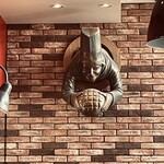 ル・グルニエ・ア・パン アトレ恵比寿店 - この人は何の穴から出てきてメロンパン差し出してるの？毎回じっと見てしまいます。ちょっと怖いから。